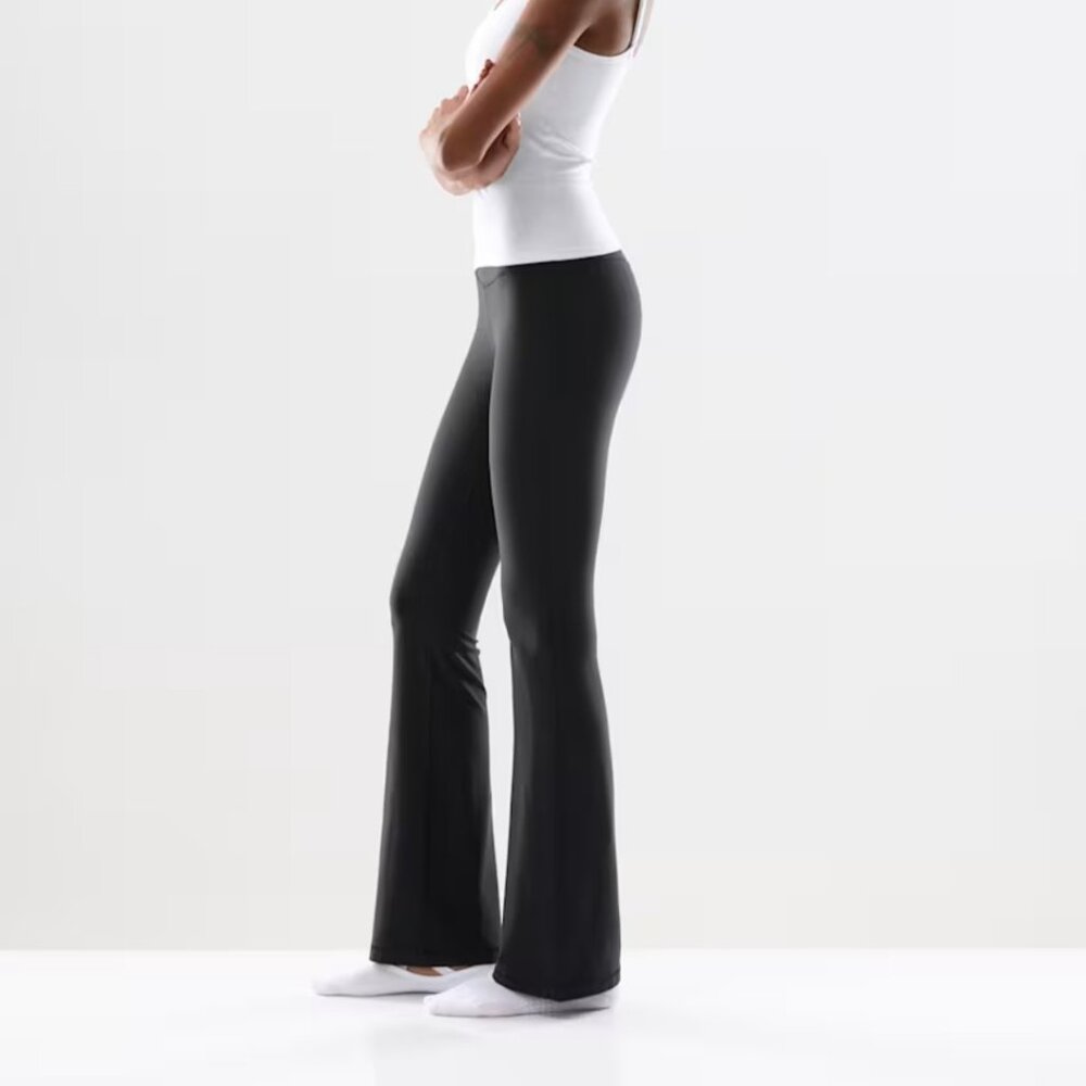 NWT Aritzia GOLDEN BUTTER CHEEKY FLARE Black